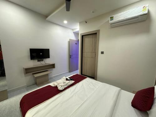 um quarto com uma cama com uma toalha em Hotel secure 247 inn em Surat