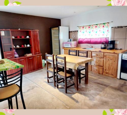 eine Küche mit einem Tisch und Stühlen in der Unterkunft Villa Emoción in Chilecito