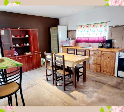 a kitchen with a table and chairs in a kitchen at Villa Emoción in Chilecito