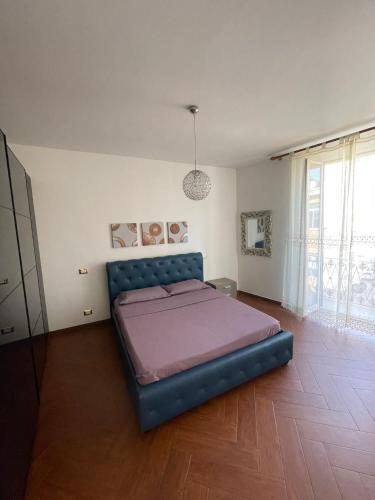 um quarto com uma cama grande num quarto em Appartamento zona centro Savona con due camere em Savona