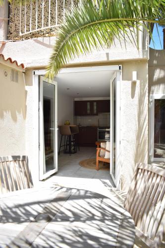 an open door to a patio with two chairs at Boutique Casa Lapicida in Calpe
