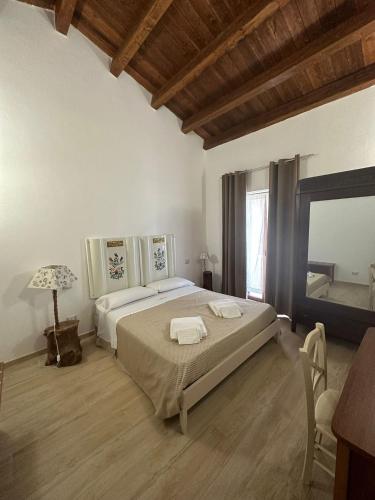 ein Schlafzimmer mit großem Bett und Fenster in der Unterkunft B&B Vittorio Emanuele in Cirò Marina