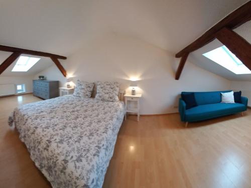 1 dormitorio con 1 cama y 1 sofá azul en Ferienhaus Matilda, en Kargow