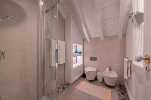 a bathroom with two toilets and a shower at Villa Do Mar in Arco da Calheta