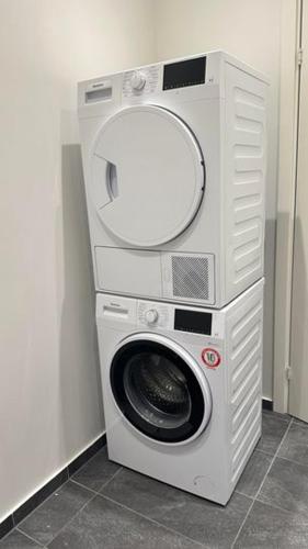 a washing machine with a mirror on top of it at 37-2-7 City Apartment Dæmningen Vejle in Vejle