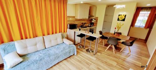sala de estar con sofá azul y cocina en Апартаменти за гости"НИКОЛ"ап2 en Raduil