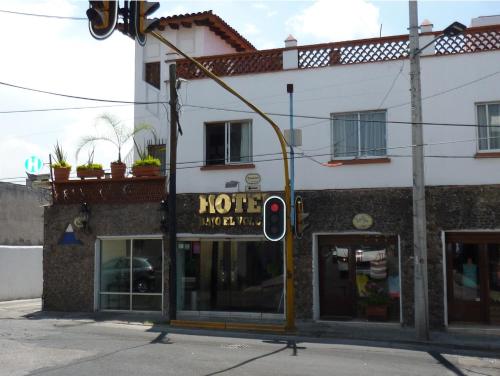 a traffic light in front of a hotel at Hotel Bajo el Volcan in Cuernavaca