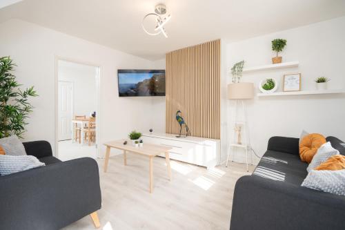 Sala de estar con 2 sofás y mesa en Super Modern 2BD Central Home, en Belfast