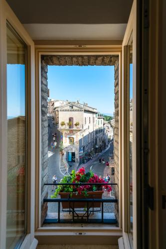 una finestra con vista su una strada cittadina di Casa vacanze frate Elia - A 50 mt dalla Basilica di San Francesco ad Assisi