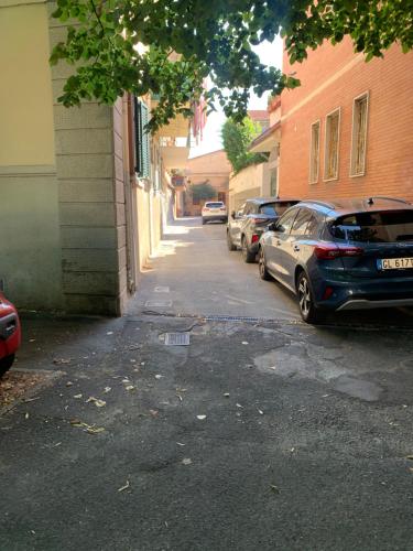 リヴォルノにあるLa casina di Brunaの路地に停車する車列