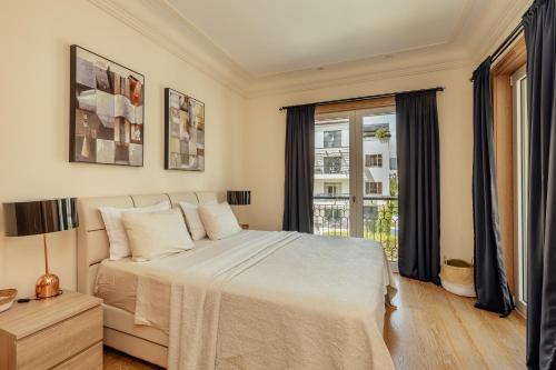 Un dormitorio con una cama grande y una ventana en Porto Montenegro, en Tivat