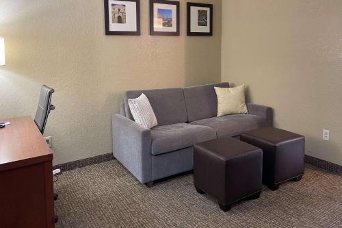 Comfort Suites Near Seaworld Image