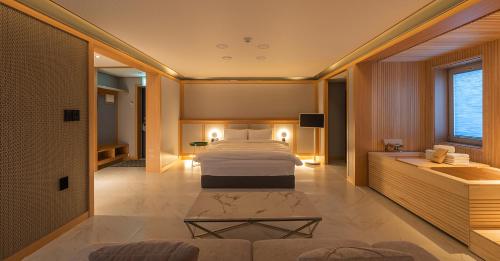 una camera d'albergo con letto e bagno di Hwangridan Stay a Gyeongju