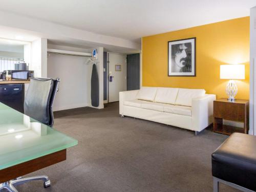 sala de estar con sofá blanco y paredes amarillas en Comfort Inn & Suites Baltimore Inner Harbor, en Baltimore