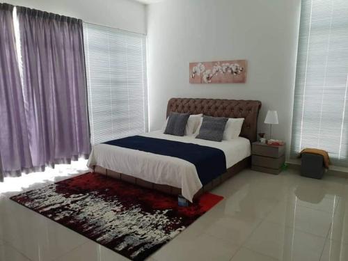 1 dormitorio con 1 cama y ventana grande en Homestay Fe-feeling Artis with 4 Bedrooms, en Rawang