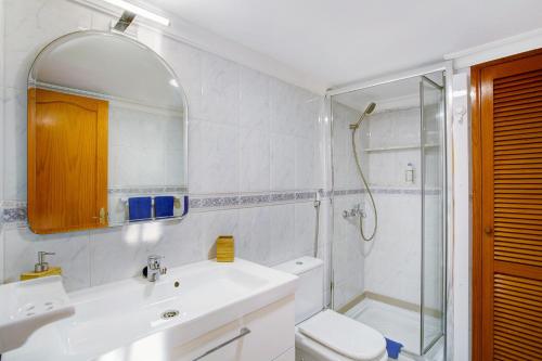 La salle de bains est pourvue de toilettes, d'un lavabo et d'une douche. dans l'établissement B - M Playa, à Playa del Aguila