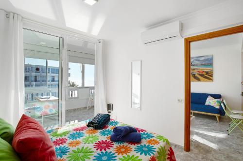 una camera con un letto e una grande finestra di B - M Playa a Playa del Aguila