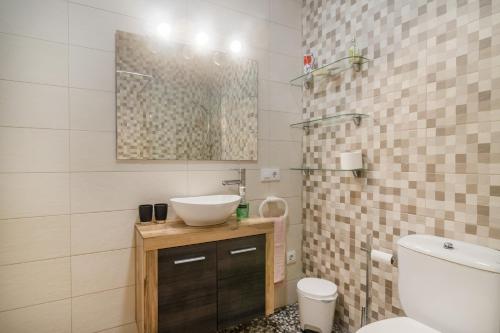 La salle de bains est pourvue d'un lavabo et de toilettes. dans l'établissement Cal Marcos, à Torregrosa