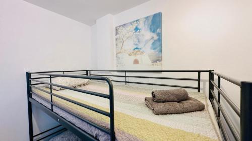 プエルト・デ・サンティアゴにあるSeguro El Sol 411のベッドルーム1室(二段ベッド2組付)