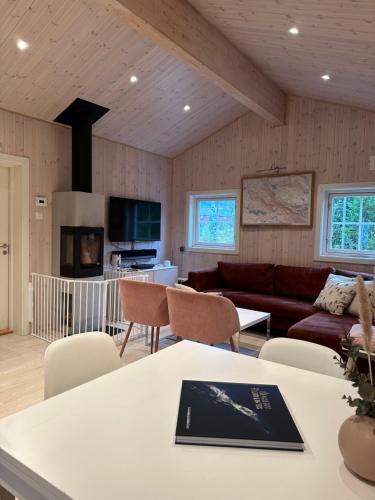 sala de estar con sofá y mesa en Fresh Familie Hytte Hemsedal en Hemsedal