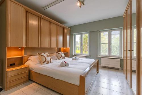 1 dormitorio con 1 cama grande y 2 almohadas en Villa Bakboord en Ostende