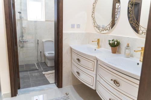 a bathroom with a sink and a shower at مزرعة واستراحة الفقع in Al Faq‘