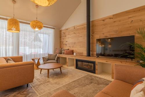 a living room with a fireplace and a tv at Silves History Guest House in Silves