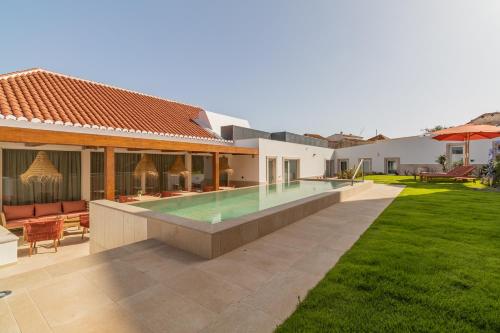 a swimming pool in the backyard of a house at Silves History Guest House in Silves