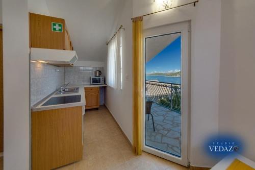 Kuchyň nebo kuchyňský kout v ubytování Holiday apartment in Razanj with sea view, terrace, air conditioning, WiFi 4773-3