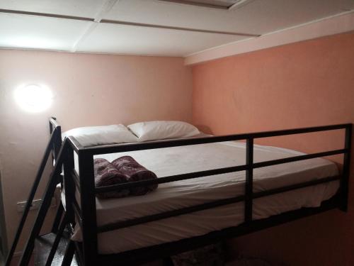 a bunk bed in a small room with a bed gmaxwell gmaxwell gmaxwell gmaxwell gmaxwell gmaxwell at Hua Tang Homestay in Ipoh