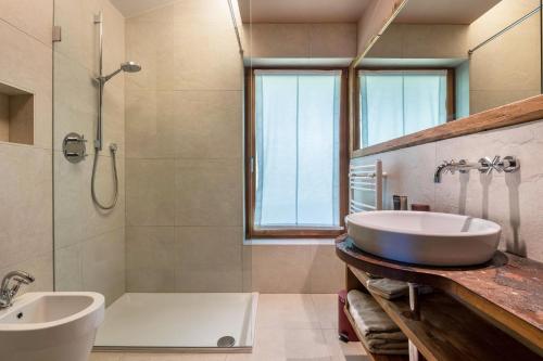 カンポ・トゥーレスにあるMountain Chalet Obertreyenのバスルーム(バスタブ、シンク、シャワー付)
