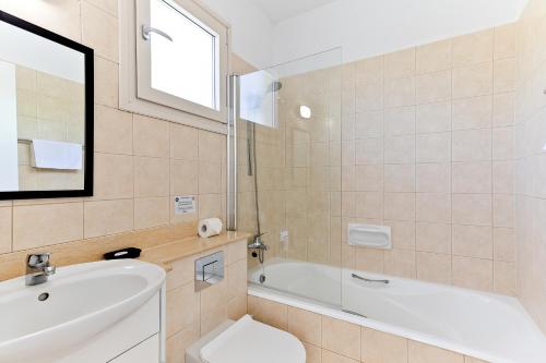 uma casa de banho com uma banheira, um WC e um lavatório. em Apartment N3 Kallithea em Kouklia