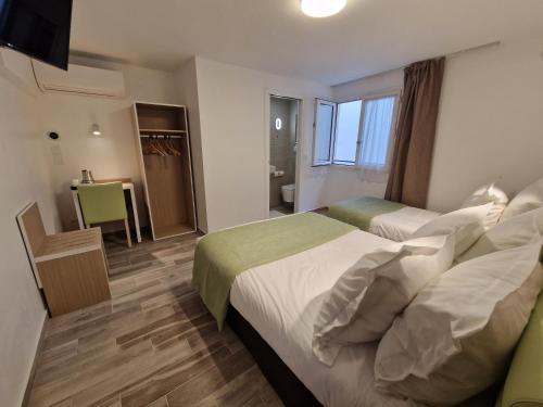 Ένα ή περισσότερα κρεβάτια σε δωμάτιο στο Hôtel De La Herse d'Or
