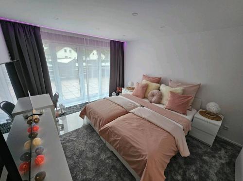 Postel nebo postele na pokoji v ubytování Near Messe and Playmobil Funpark between Nürnberg and Schwabach , Free parking , Netflix , 24h Self Check-in