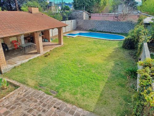 eine Luftansicht auf einen Hinterhof mit einem Pool in der Unterkunft Casa con quincho y pileta in Cordoba
