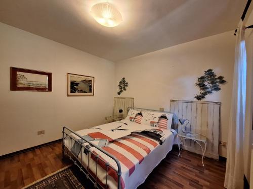 1 dormitorio con 1 cama en una habitación en La Rosa dei Venti, en Duino