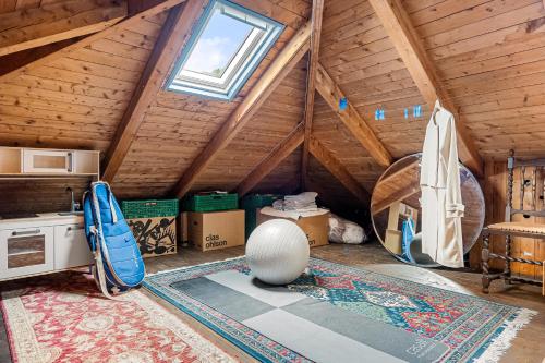 um quarto no sótão com uma cozinha com um telhado em Dinbnb Homes I Luxury Villa with Hot Tub & Views em Bergen