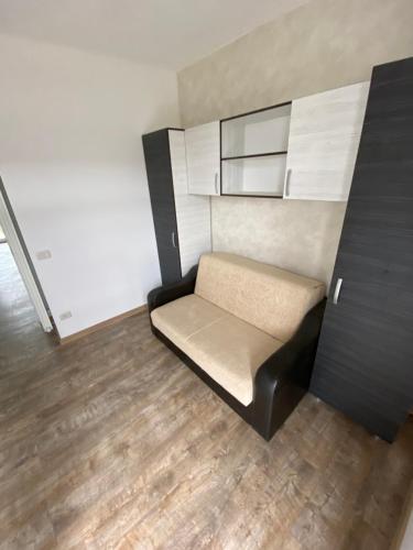 Cette chambre comprend un canapé et une chaise. dans l'établissement Nesta2, à Fălticeni