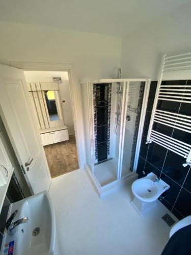La salle de bains est pourvue d'une douche, de toilettes et d'un lavabo. dans l'établissement Nesta2, à Fălticeni