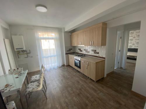 弗爾蒂錢尼的住宿－Nesta2，厨房配有木制橱柜、桌子和桌子。