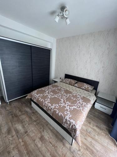 - une chambre avec un lit et une grande fenêtre dans l'établissement Nesta2, à Fălticeni