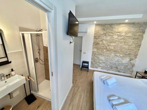 La salle de bains est pourvue d'un lit, d'une douche et d'un lavabo. dans l'établissement Sperlonga Sul Mare, à Sperlonga