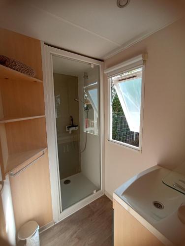une salle de bain avec douche et lavabo dans l'établissement Camping Domaine des Iscles, à La Roque-dʼAnthéron