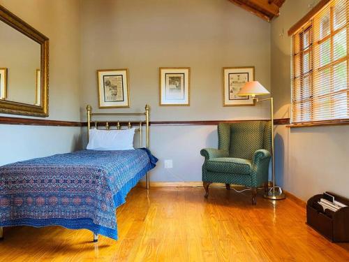 Säng eller sängar i ett rum på Brentwood Cottage
