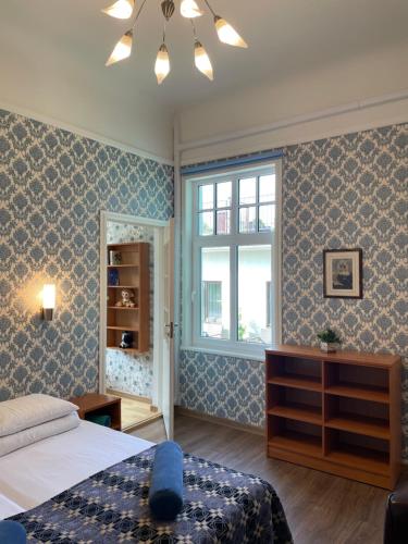 Schlafzimmer mit einem Bett und einem Fenster in der Unterkunft Green Villa in Pärnu