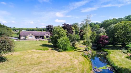 - une vue aérienne sur une maison et une rivière dans l'établissement The Quackery, à Langport