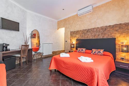 ein Hotelzimmer mit einem Bett und einem Schreibtisch in der Unterkunft Alis Laura in Rom