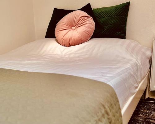 a pink pillow sitting on top of a bed at Ruim comfortabel appartement centrum Breda MET restaurant! in Breda