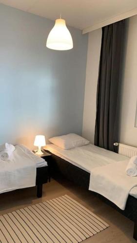 Postel nebo postele na pokoji v ubytování Kotimaailma Furnished Apartment cozy 2 bedroom