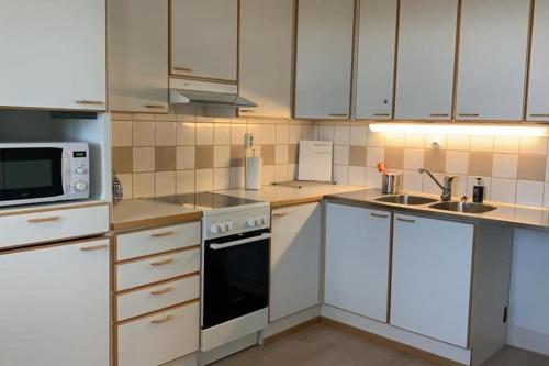 Kuchyň nebo kuchyňský kout v ubytování Kotimaailma Furnished Apartment cozy 2 bedroom